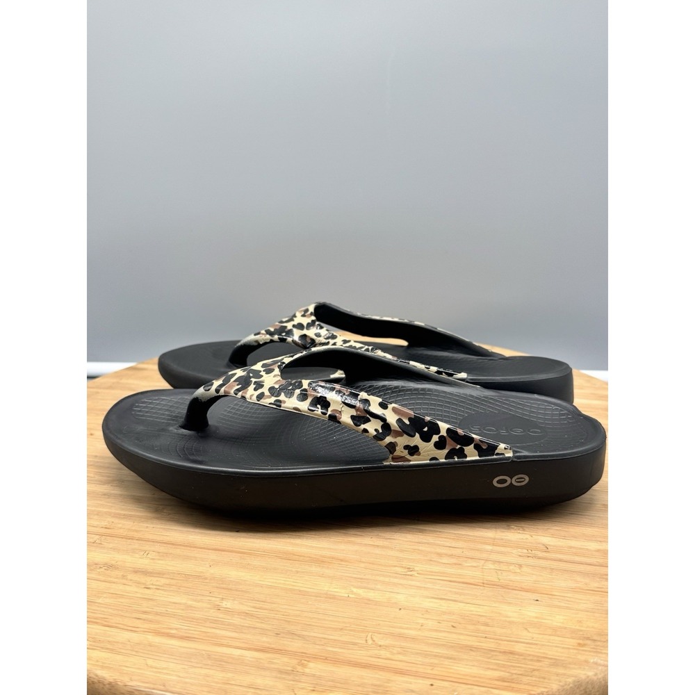 OOFOS Womens size 10 OOlala Limited Sandal Leopard